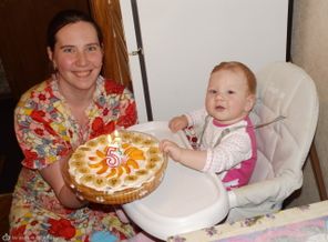 это нам 9 месяцев. цифры 9 не нашлось папа купил 5 и 4...:)