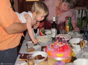 задувает свечи