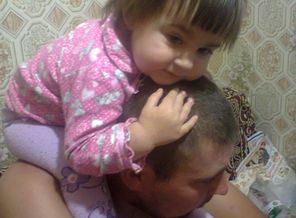 к папочке прильнула))