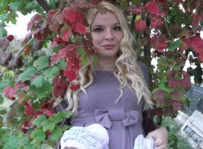 связала пинетки и шапочку, еще такой же плед, теперь вяжу комбинезончик.
