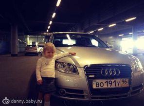 Позирует)