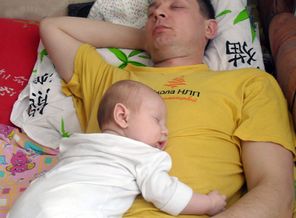 спим у папы на животике