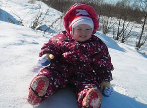 сидит моя доченька на снегу)))