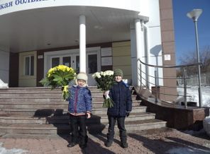 братья ждут свою маленькую сестренку