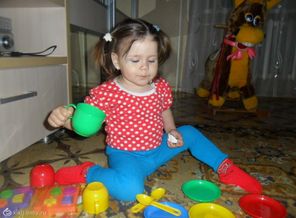 я играю на полу,никуда я не пойду, куклам чаю налила,Вот!!!хозяйственная я!