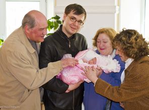 Родня любуется нашей маленькой принцессой Вероничкой