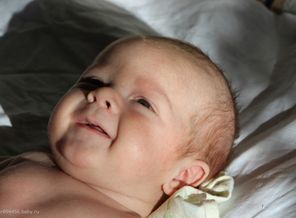 Олеженька улыбается солнышку