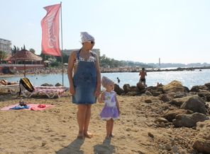 Доченька впервые на море!