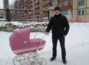 папа с дочей на прогулке