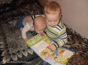 Старший брат знакомит с самой лучшей игрушкой-книжкой))))