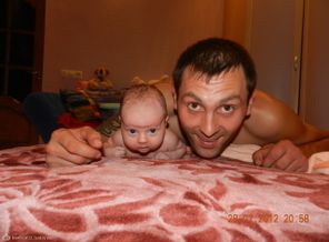 Как на тебя твоя дочка похожа! Те же глаза, да и ямочка тоже Слева на щечке, и носик, и рот. Только вот с полом все наоборот!
