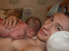 Нравится лежать у папы на животике
