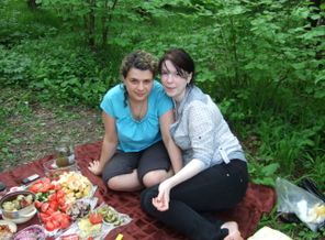 С подругой на шашлыках))