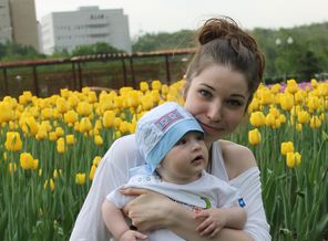 Мама и Сыночек,желтенький цветочек.
