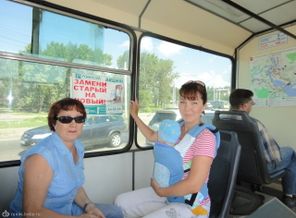 вот так мы путешествуем по иркутску. коляска у деда, он фотографиует))