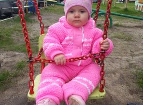 Доченька на прогулке)