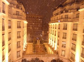 снег в Париже
