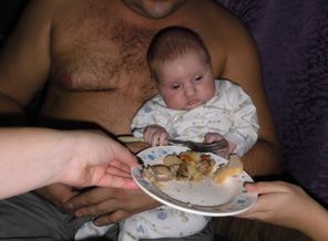 Внучка с дедушкой ужинают