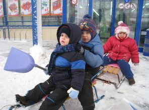 Я с братишкой и сестренкой на санках, и совок, конечно, не забыл)))