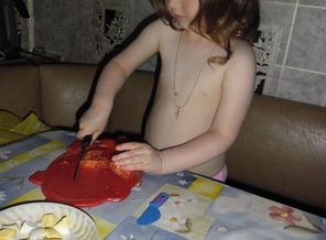 доча готовит салатик