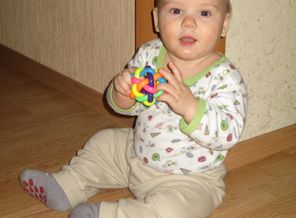 мы научились играть в мячик!
