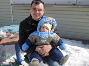 Сидим и тихо завидуем тем детишкам которые уже могут кататься на качельках