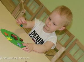 Маргоша лепит из пластилина и желудей,гусеницу!