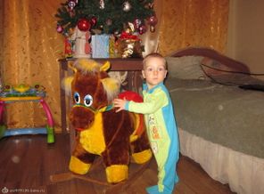 Илюшечка разбирает подарки