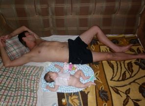 папина копия, даже спят одинаково )))