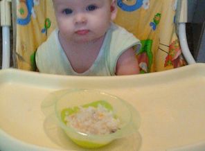 МАЛЫШКА КУШАЕТ)