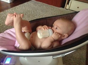 Сам кушаю и смотрю тв :)