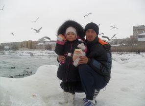 Кормим с папой лебедей