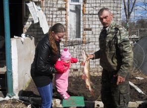 Ходили с дедом на рыбалку. Во какую щуку поймали.