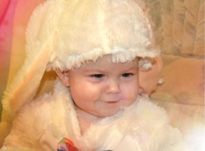 Улыбается мой мальчик, прыгает по стенке зайчик