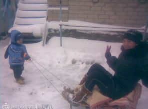 помогаю маме катать сестру на санках
