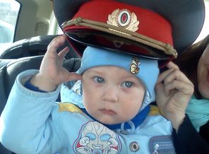 Егор одевает папину фуражку