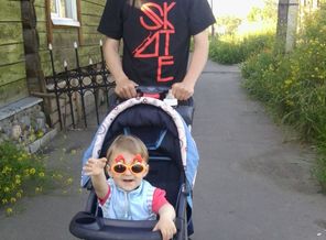 Папа гуляет с сыночком)