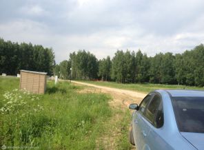 вдалеке красный заборчик-это детская площадка