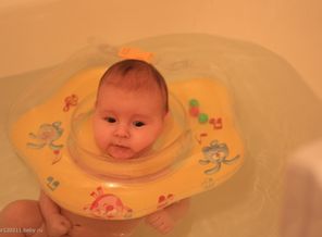 Обожает плавать)