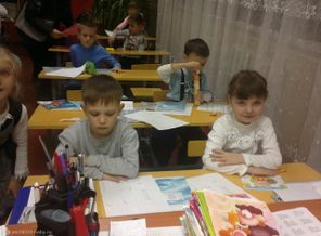 в школе)