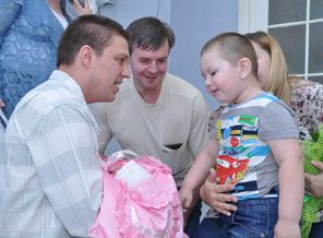 сынуля первый раз увидел сестричку