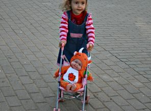 Язык набок и вперед,ну просто вылитая мама))))