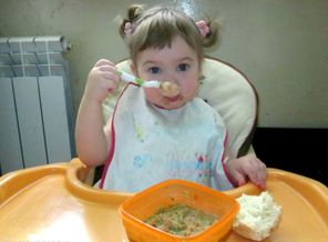 Ложкой кушаю сама! Я большая девочка!!!