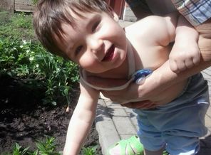 Егорка с бабулей на огороде