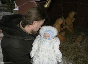 Папа с сыном перед храмом Рождества Христова