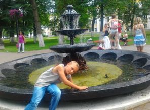 У фонтанчика 2012