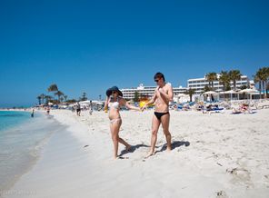 с пузом на море в прошлом году, Руслан еще когда был в животике уже любил путешествовать)