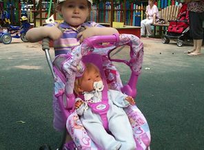 алиса со своей любимой игрушкой