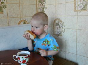 "как вкусно! сейчас варенье съем, дам маме хлеб обратно, пусть еще намажет"