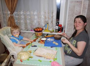 С мамой я пельмешечки леплю)))